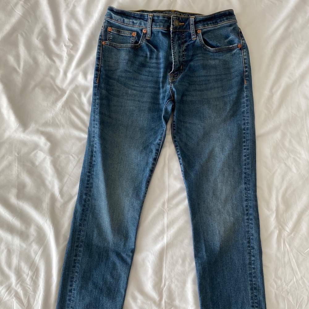 Men’s Medium Wash Straight Leg Jeans